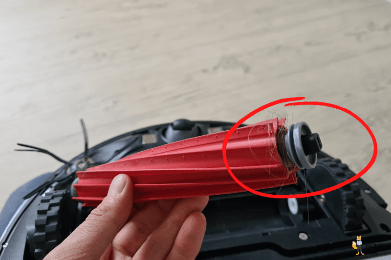 В руках резиновая щетка Roborock S7 MaxV